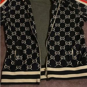 Gucci track suit for men’s, medium and in good condition.